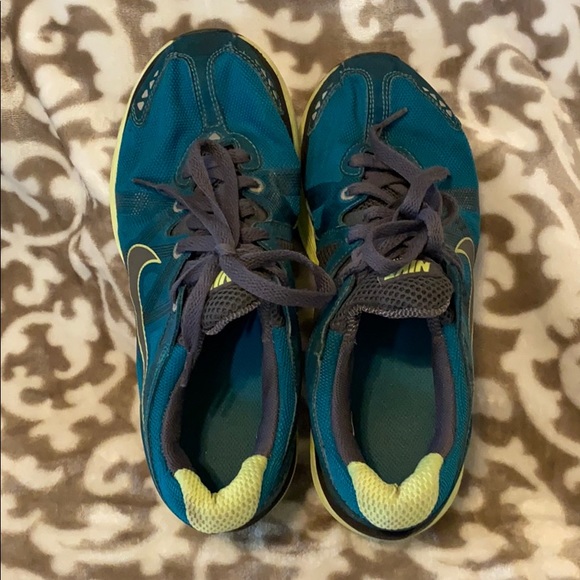 Teal and lime women’s Nike tennis shoes - Picture 2 of 5